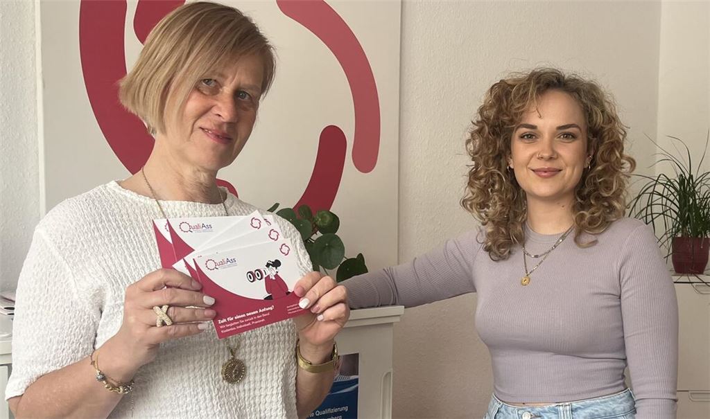 Kerstin Bohn (li.) und Annika Engel vom Verein Miteinanderleben freuen sich darauf, mit den Teilnehmerinnen und Teilnehmern des Projekts „QualiAss“ neue berufliche Perspektiven zu entwickeln. Foto: ml