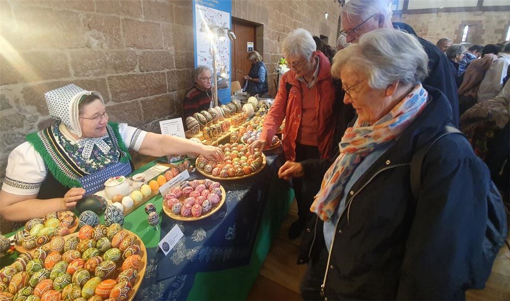 Kerstin Hanusch nimmt eine weite Anreise aus der Oberlausitz nach Maulbronn in Kauf. Hier zeigt sie echte sorbische Ostereier. Fotos: Schröder