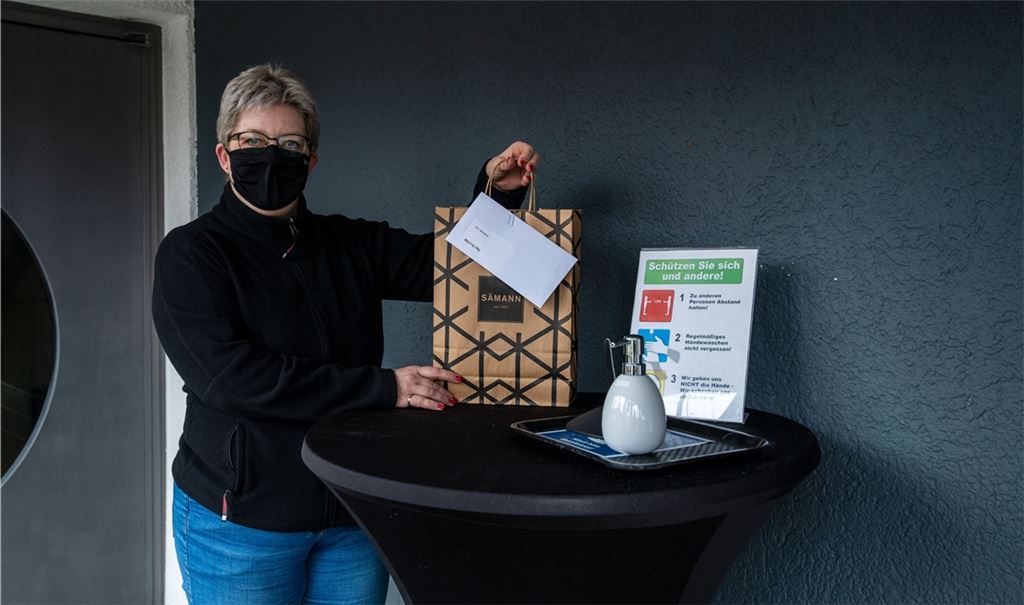 Kerstin Knöll vom Mühlacker Modehaus Sämann stellt die zuvor online georderte Ware für die Kunden bereit. Fotos: Recken