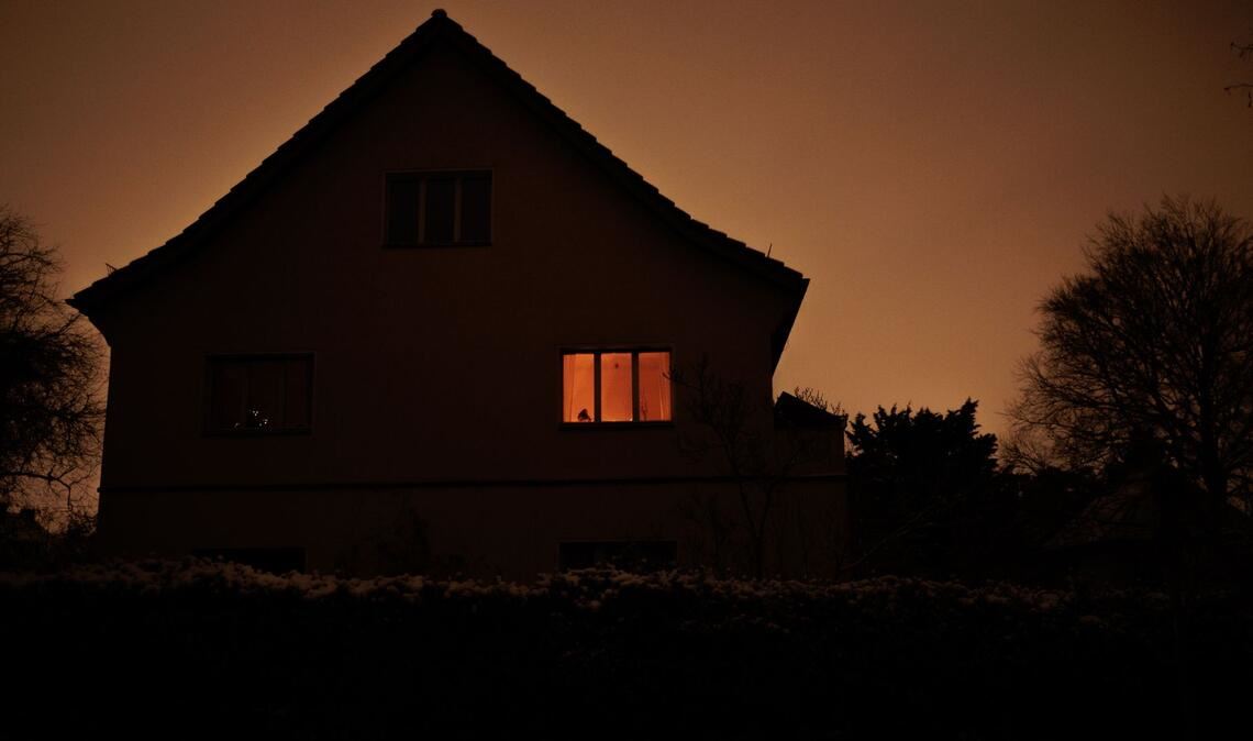 Kerzen sollte man genügend zu Hause haben, so wie diese Hausbewohner in Berlin.