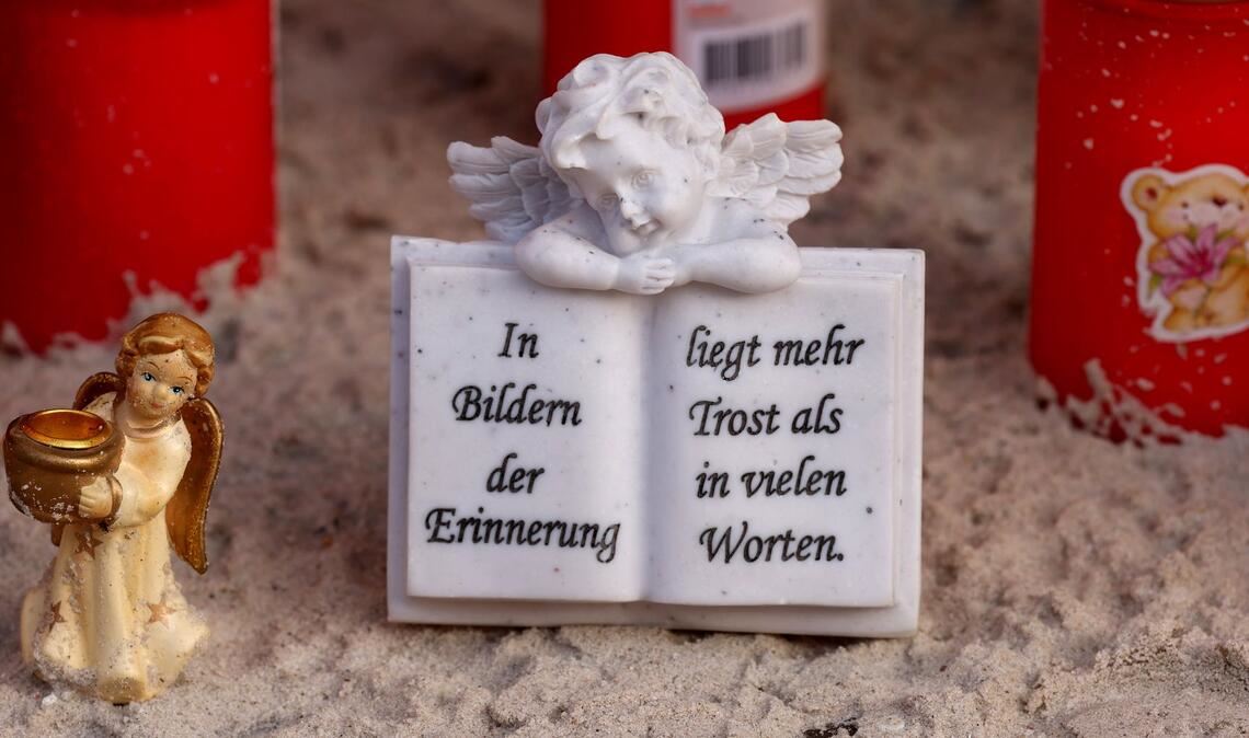 Kerzen und Engel erinnern an Fabian.