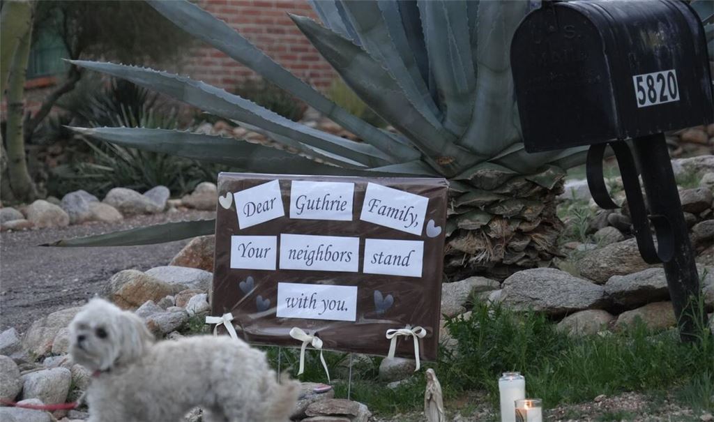 Kerzen und Karten vor dem Haus von Nancy Guthrie drücken Mitgefühl von Nachbarn aus.