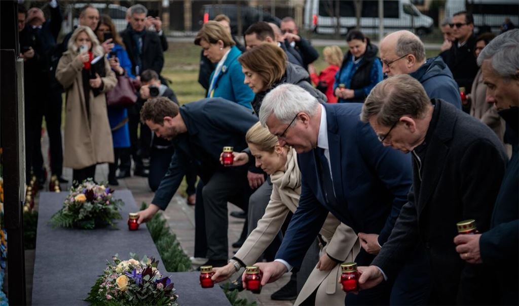 Kerzen und stille Andacht: Am vierten Jahrestag der Befreiung der ukrainischen Kleinstadt Butscha von russischen Besatzungstruppen gedenken Außenminister Johann Wadephul (r., CDU) und andere EU-Spitzenpolitiker gemeinsam mit dem ukrainischen Außenminister Andrij Sybiha (m.) der Opfer.