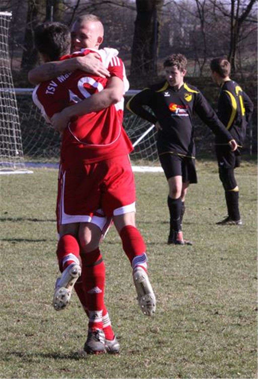 Kevin Augenstein (re., beim Torjubel mit Mesut Adibelli) verlässt den TSV Maulbronn und schießt voraussichtlich bald für den FV Öschelbronn Tore. 
Foto: Eigner