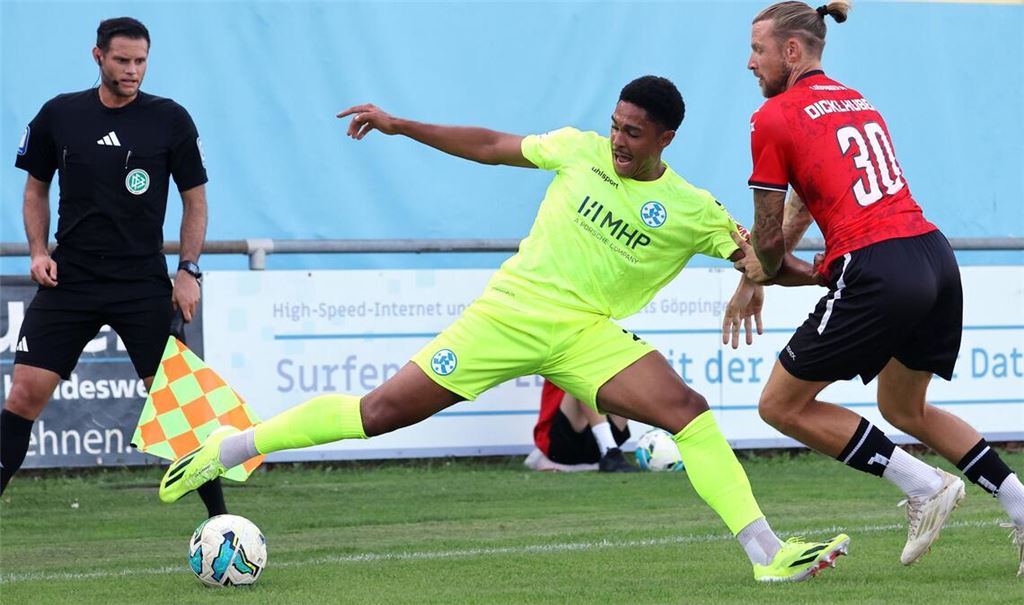 Kevin Dicklhuber (re.) gegen Kickers-Spieler David Udogu – bei Schiedsrichter-Assistent Manuel Bergmann war zu diesem Zeitpunkt mit der Fahne wieder alles in Ordnung.
