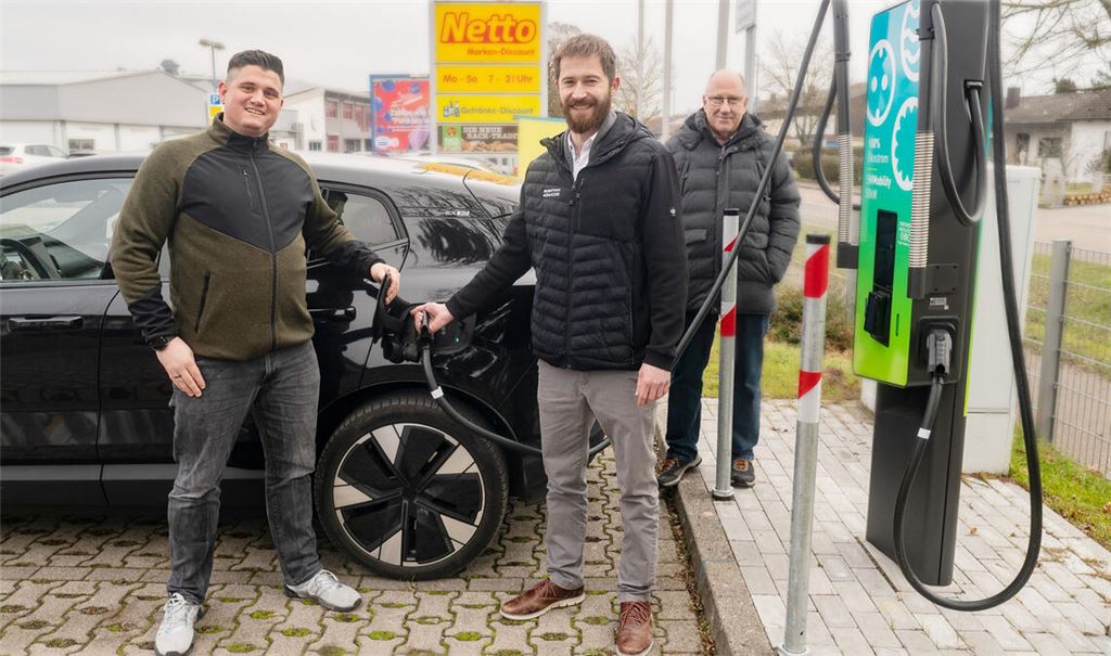 Kevin Erhardt (li.) weiht gemeinsam mit Sören Genthner (Mitte) und Uwe Pfisterer von den Stadtwerken die neue Schnellladestation in Ötisheim ein. Foto: Fotomoment