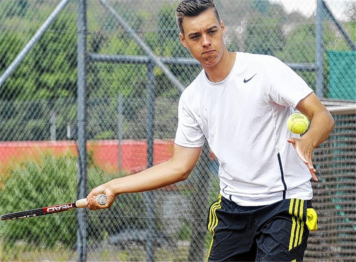 Kevin Kummer punktet im Einzel für den TC Enzberg. Foto: Fotomoment
