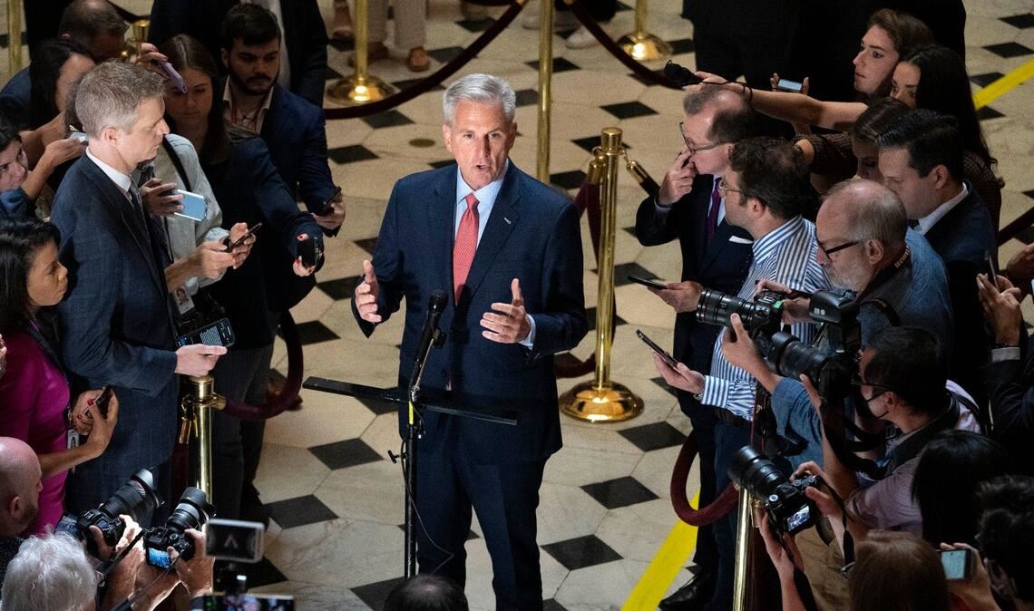 Kevin McCarthy (M), Sprecher des US-Repräsentantenhauses, spricht auf dem Capitol Hill mit Reportern über die Verhandlungen zur Schuldengrenze.