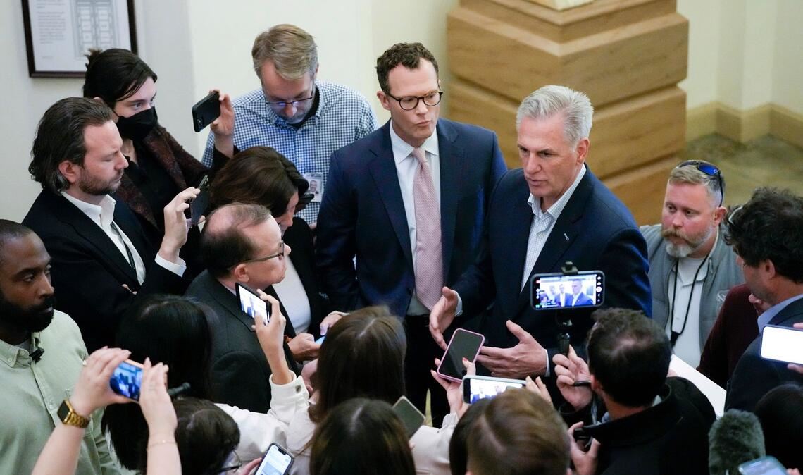 Kevin McCarthy (M-r), Sprecher des Repräsentantenhauses, hat sich im Schuldenstreit mit US-Präsident Joe Biden auf einen Deal geeinigt.