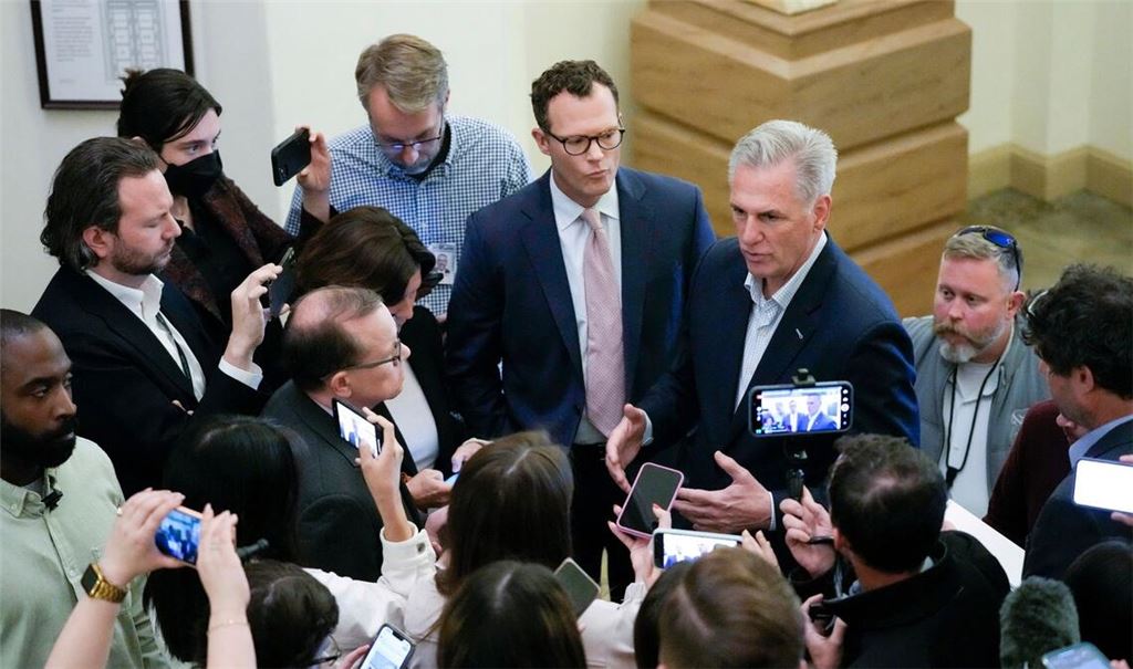 Kevin McCarthy (M-r), Sprecher des Repräsentantenhauses, hat sich im Schuldenstreit mit US-Präsident Joe Biden auf einen Deal geeinigt.