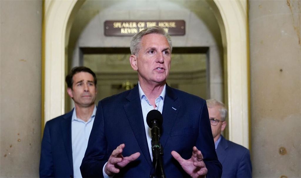 Kevin McCarthy, Sprecher des Repräsentantenhauses, spricht zu den Journalisten.