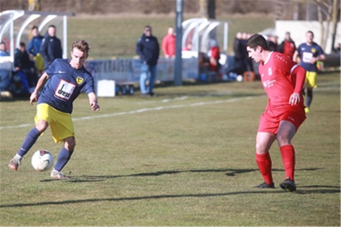 Kevin Rückert (li.) beackert in der Bezirksliga-Begegnung beim SV Perouse 80 Minuten lang den rechten Flügel für den TSV Phönix Lomersheim. Foto: Huber