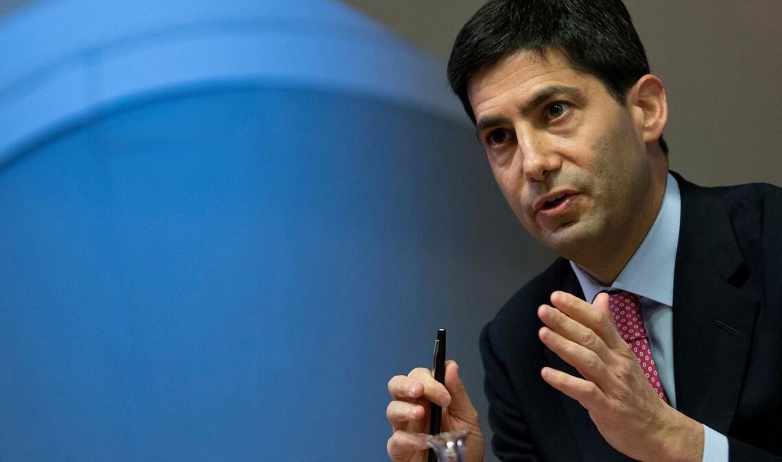 Kevin Warshs Nominierung als Fed-Chef sorgt für Spannungen: Politische Blockaden, Ermittlungen und Machtkämpfe um die Unabhängigkeit der Zentralbank.