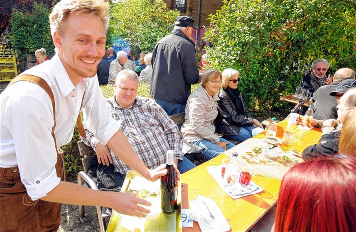 Oldtimer und Zwiebelkuchen locken Besucher Oldtimer und Zwiebelkuchen locken Besucher