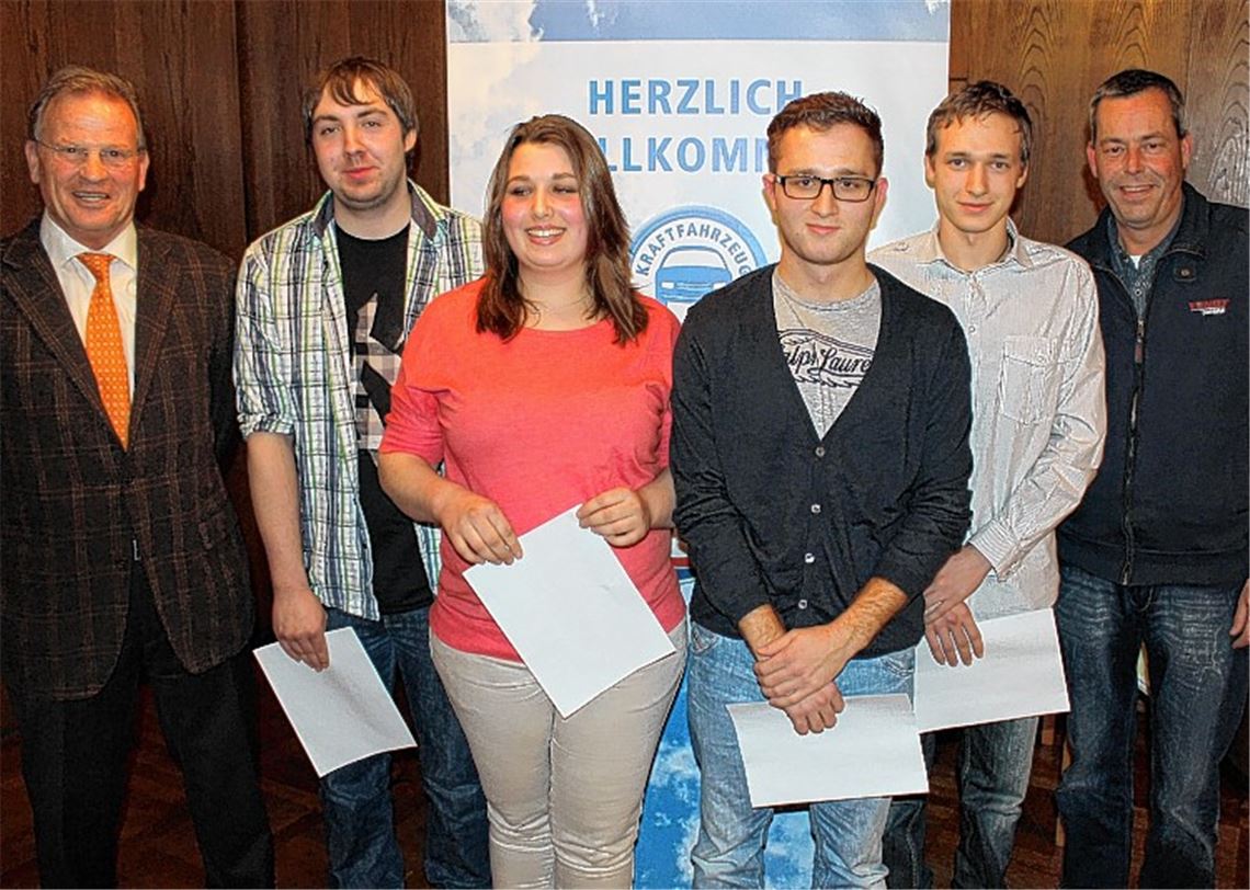 Kfz-Innungsobermeister Jürgen Kellenberger und Prüfungsvorsitzender Friedbert Bechtold (re.) mit den Prüfungsbesten.