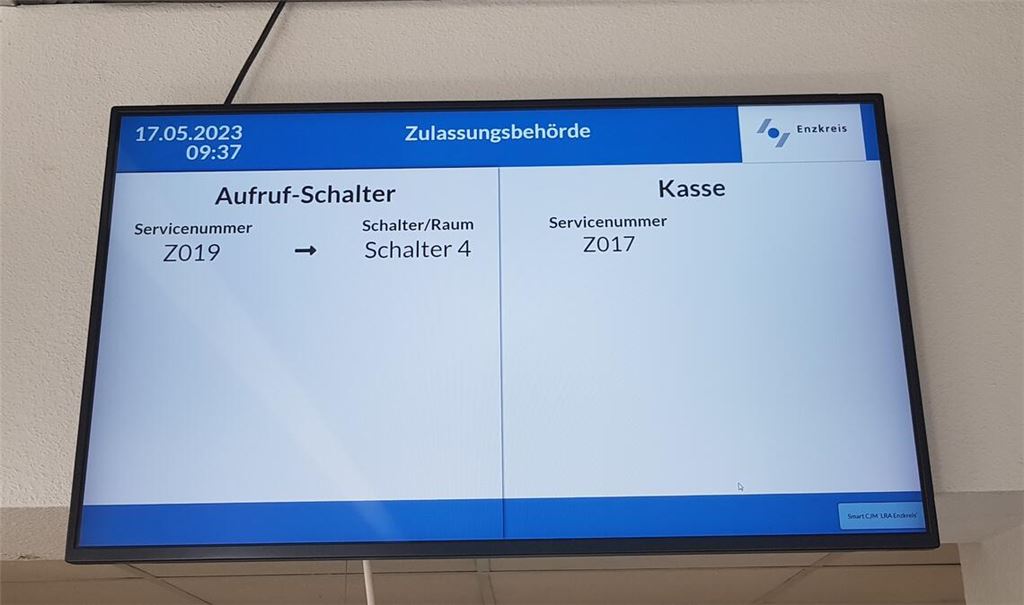 Kfz-Zulassung mit Online-Termin: Man folge den Hinweisen auf der Anzeigetafel. Foto: Weimper