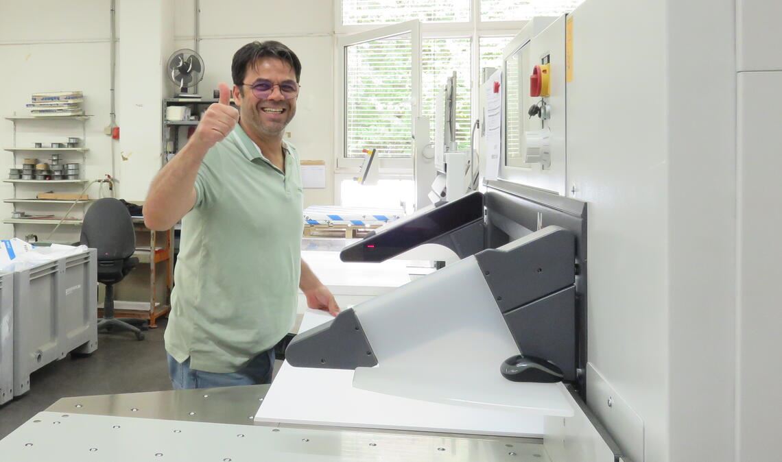 Khaled Fath Essouk an seinem Arbeitsplatz bei Elser Druck in Mühlacker. Dort ist er ein wichtiger Teil des Teams geworden. Foto: Becker