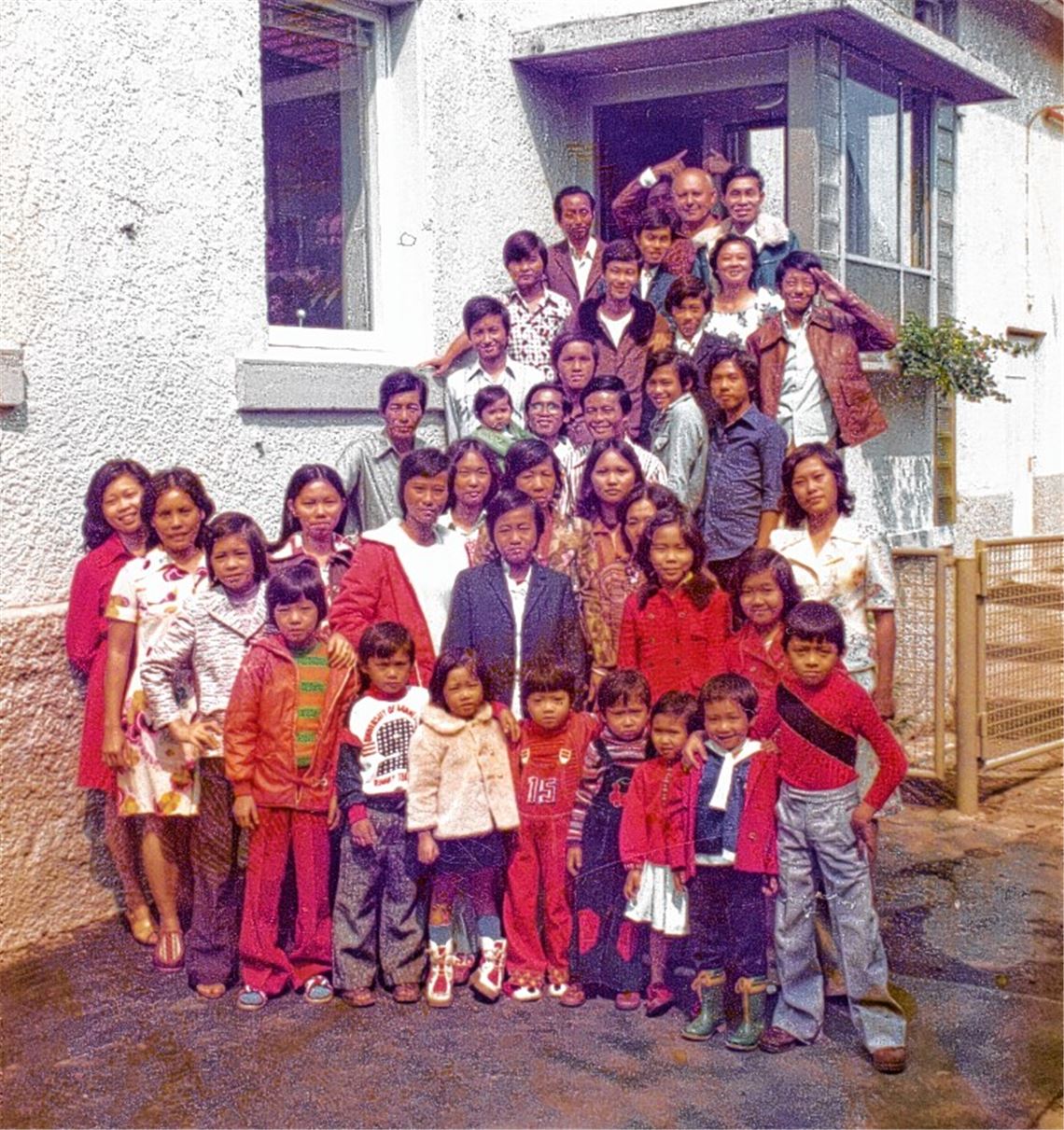 Khanh Phuoc Ho (Gruppenbild re. vorne) lebt als Achtjähriger nach seiner Flucht aus Vietnam mit seiner Familie zunächst in einer Gemeinschaftsunterkunft in Pforzheim. Wegen seiner Biografie fühlt er mit den Menschen, die heute Ähnliches durchmachen wie er 1979, besonders mit. Deshalb spendet Khanh Phuoc Ho, heute 43 Jahre alt, 500 Euro an den Verein „Miteinander Leben“, der sich im Enzkreis um die Betreuung von Flüchtlingen kümmert. Elena Schwegler, stellvertretende Leiterin des Vereins, nimmt die Spende entgegen, 