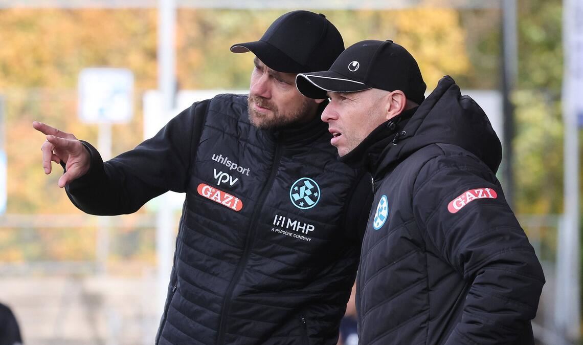 Kickers-Chefcoach Marco Wildersinn (li.), Assistent Daniel Lang: Es gab viel zu besprechen.