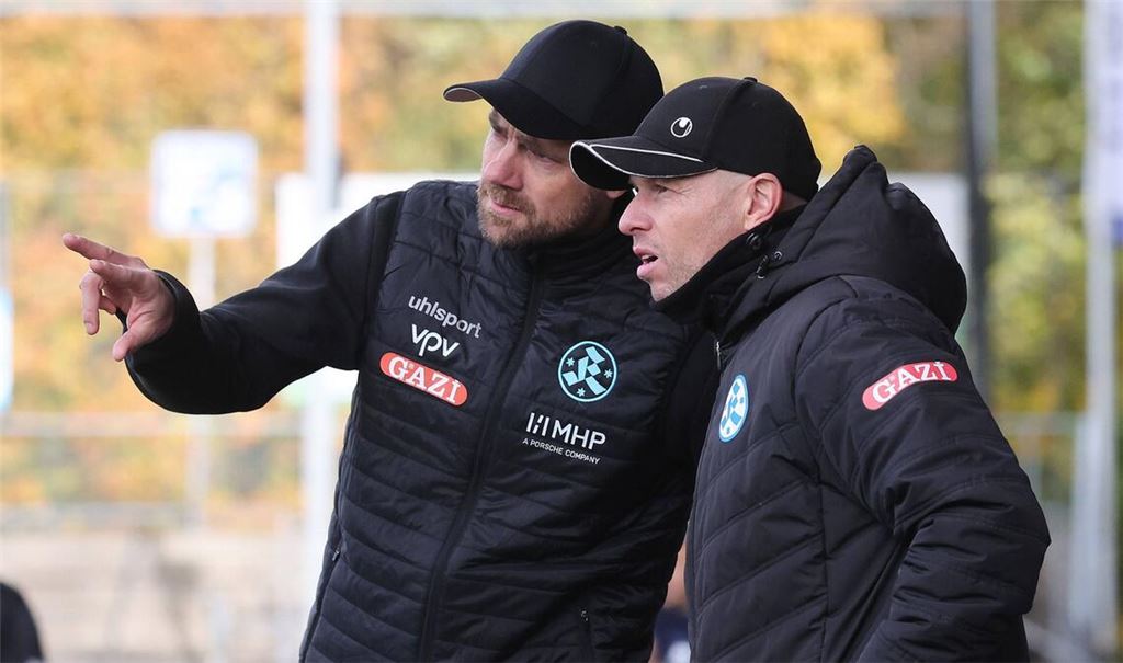 Kickers-Chefcoach Marco Wildersinn (li.), Assistent Daniel Lang: Es gab viel zu besprechen.