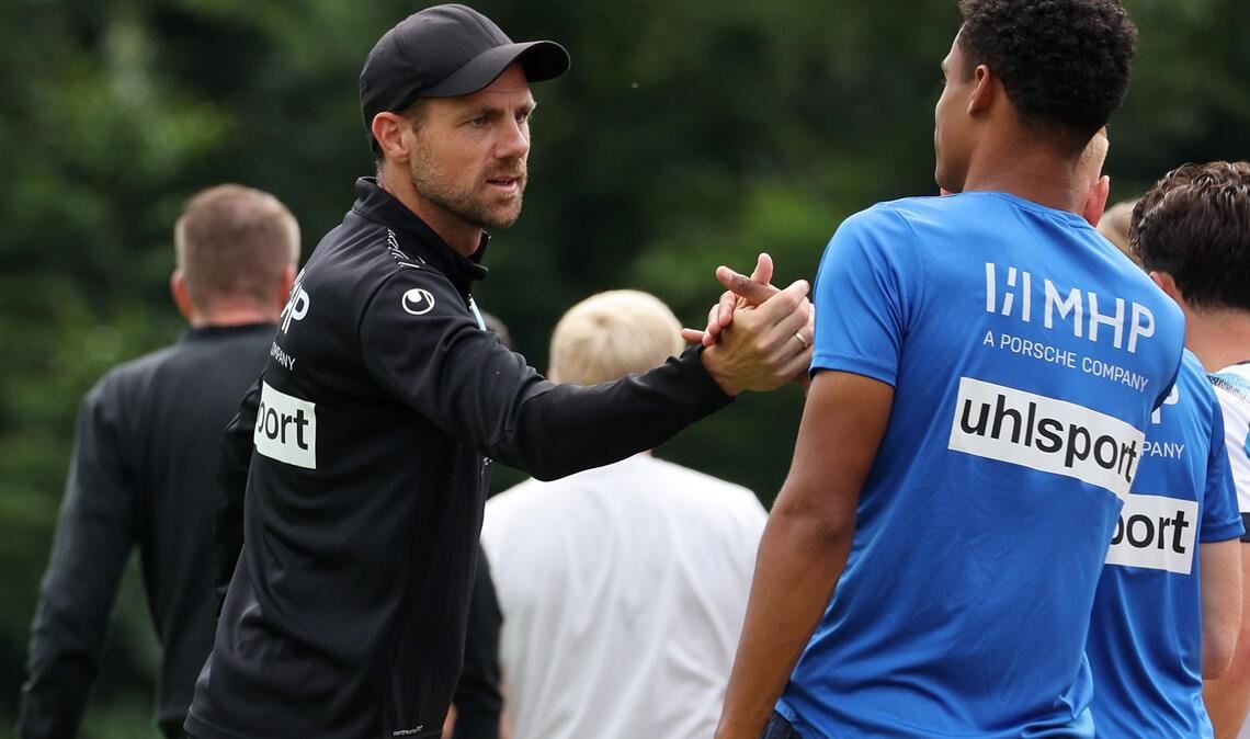 Marco Wildersinn: „Wir mussten alte Muster aufbrechen“ Kickers-Coach Marco Wildersinn mit Neuzugang Melkamu Frauendorf.