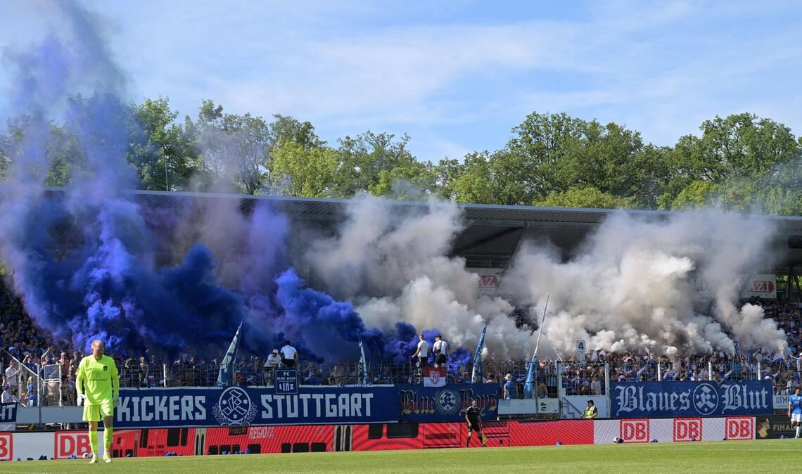 Kickers-Fans beim Pyro anzünden.