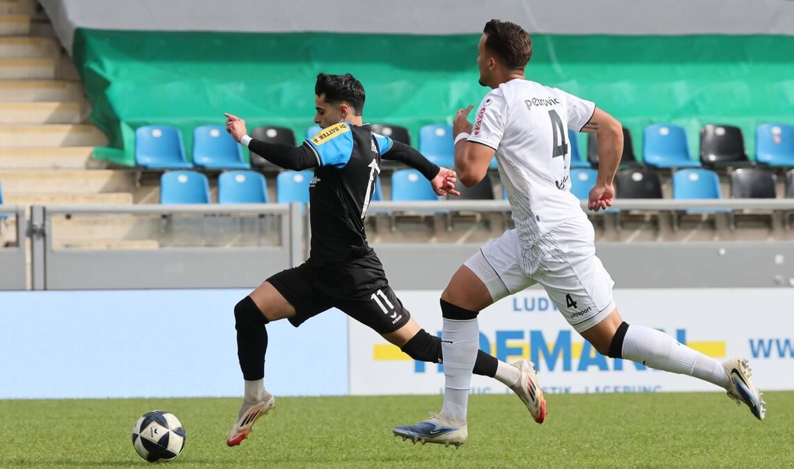 Kickers-Innenverteidiger Milan Petrovic (re.) verliert das Laufduell gegen Ismail Harnafi, der das 1:0 für den FSV Frankfurt erzielt.
