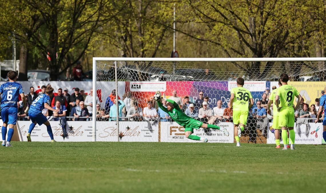 Kickers-Keeper Felix Dornebusch hält den Elfmeter von Nicklas Shipnoski – es bleib beim 2:1 für den SGV Freiberg.