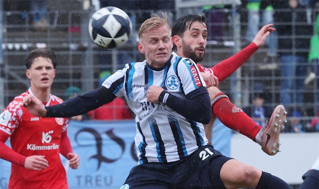 Kickers-Mittelfeldstratege Per Lockl ist nach abgebrummter Sperre gegen die TSG Balingen wieder spielberechtigt.