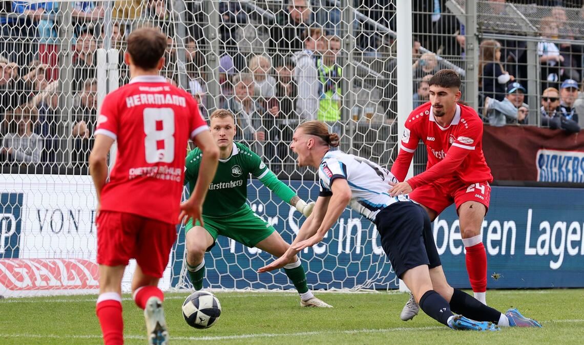 Kickers-Mittelstürmer Marlon Faß holte zwei Elfmeter heraus, verwandelte einen.