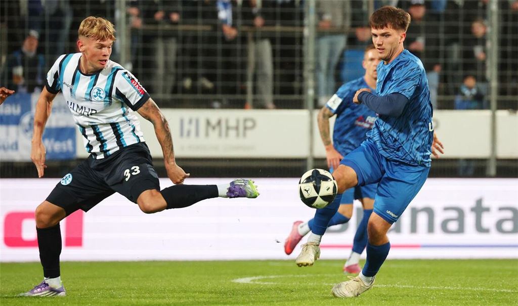 Kickers-Stürmer Samuel Unsöld (li.) gegen Freibergs Lukas Laupheimer, den früheren VfB-II-Spieler.