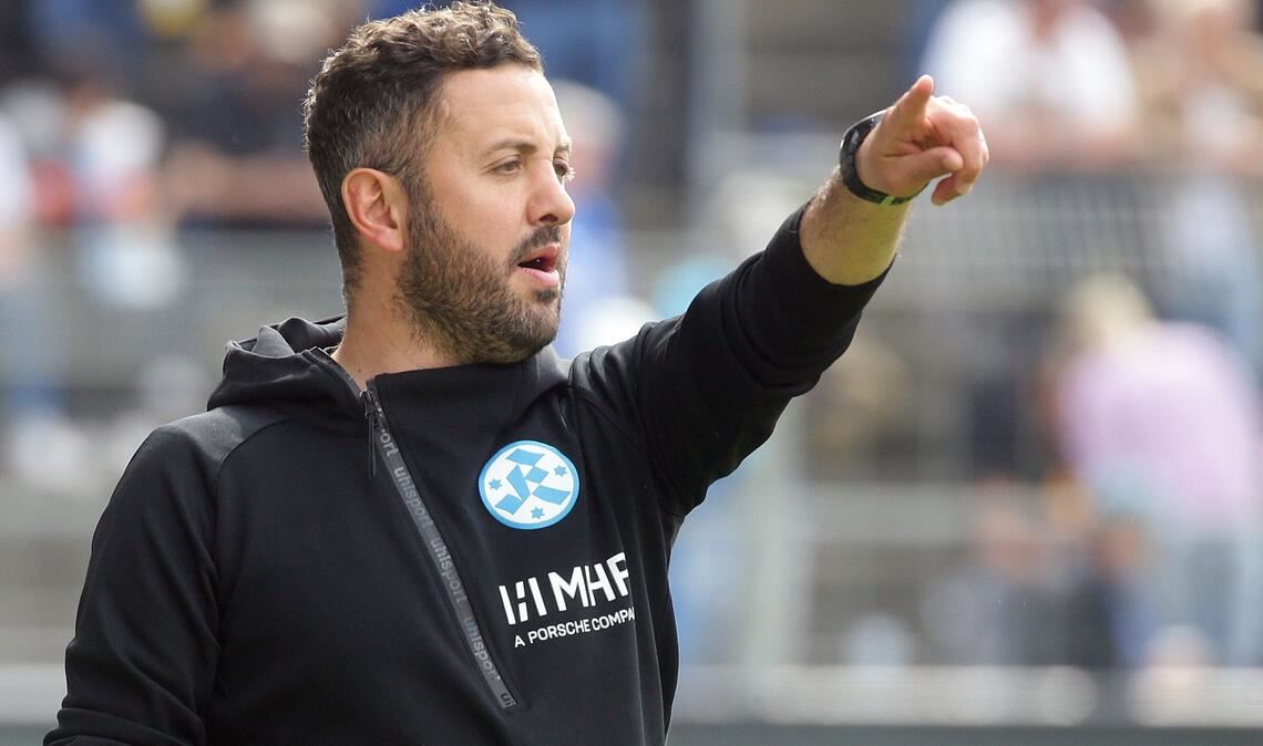 Kickers-Trainer Mustafa Ünal reist mit seinem Team am letzten Spieltag nach Freiburg.