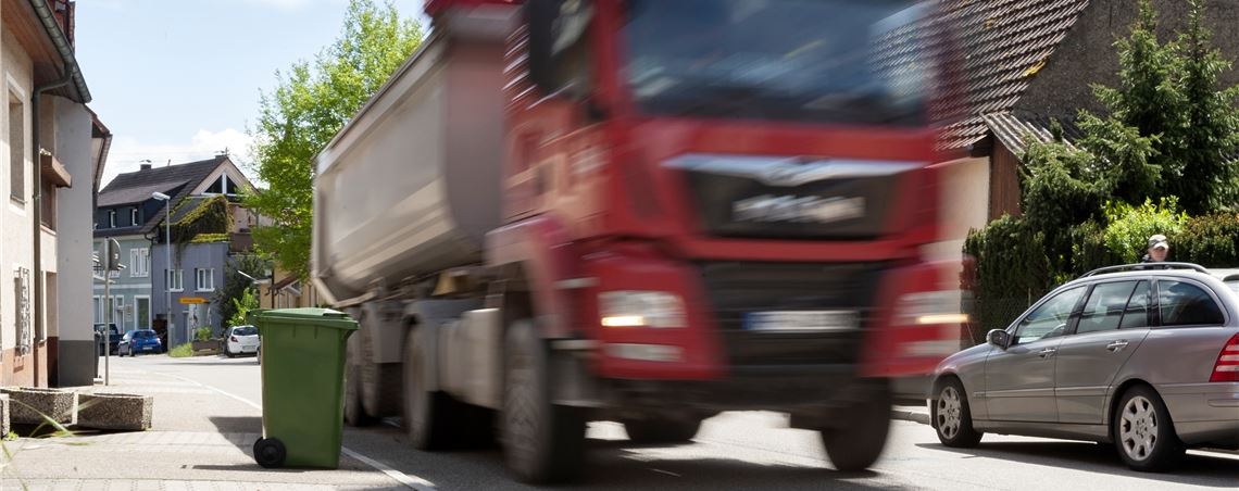 „Verkehrslärm schränkt Lebensqualität ein“ Kieselbronner Straße: Verkehrslärm, vor allem von Lastwagen, beeinträchtigt die Gesundheit der Anwohner.Archivfoto: Fotomoment