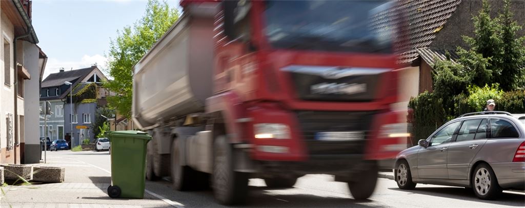 Kieselbronner Straße: Verkehrslärm, vor allem von Lastwagen, beeinträchtigt die Gesundheit der Anwohner.Archivfoto: Fotomoment