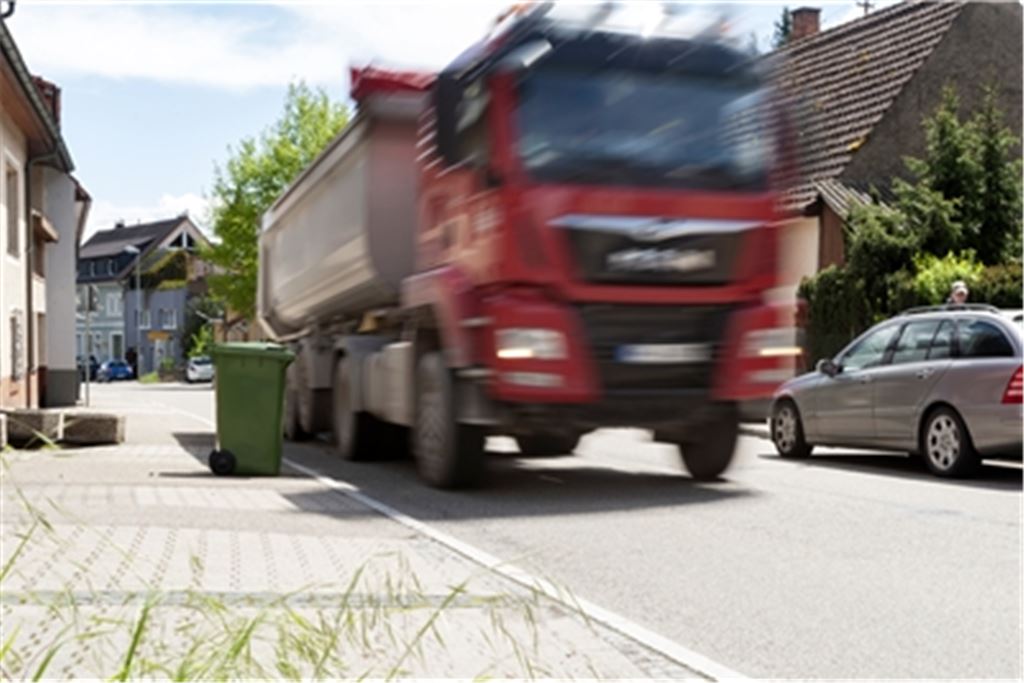 Kieselbronner Straße: Verkehrslärm, vor allem von Lastwagen, beeinträchtigt die Gesundheit der Anwohner.Archivfoto: Fotomoment