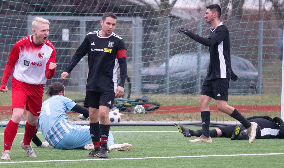 Kilian Albrecht (links) bejubelt sein Tor zum 1:0 für Wiernsheim. Am Ende steht es gegen die zweite Mannschaft aus Großglattbach 4:1 für die Platten-Elf. Foto: Fotomoment