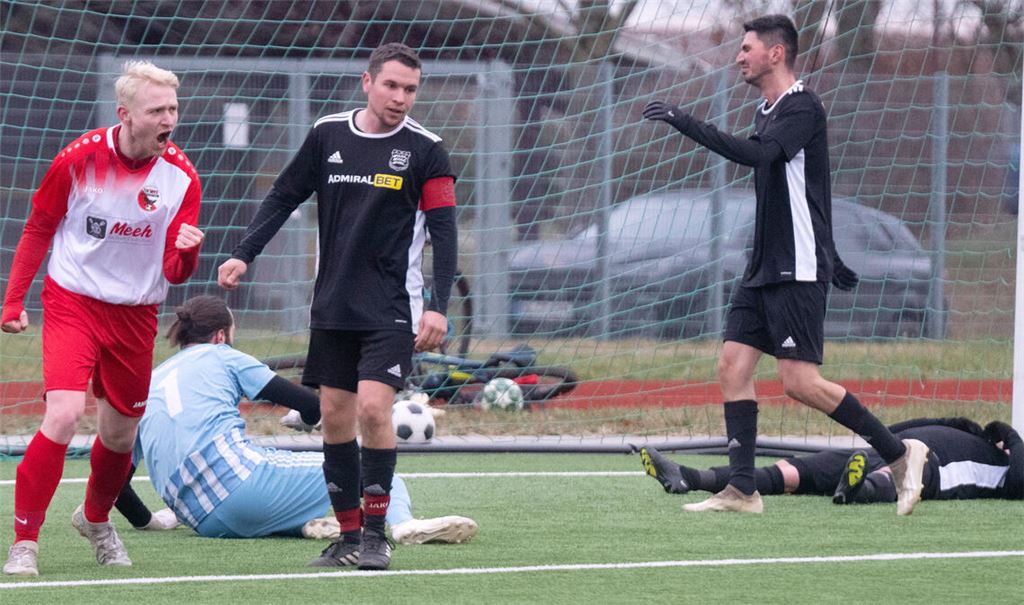 Kilian Albrecht (links) bejubelt sein Tor zum 1:0 für Wiernsheim. Am Ende steht es gegen die zweite Mannschaft aus Großglattbach 4:1 für die Platten-Elf. Foto: Fotomoment