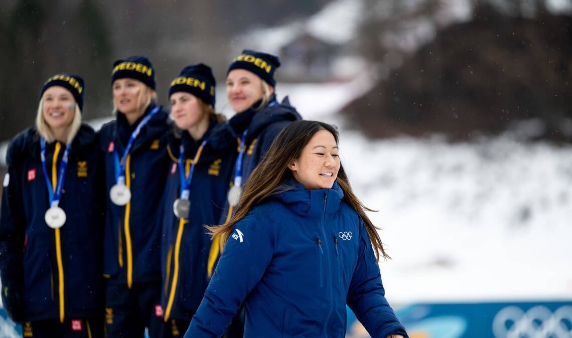 Kim Bui bei der Siegerehrung der Langlaufstaffel der Frauen bei den Winterspielen in Val di Fiemme.