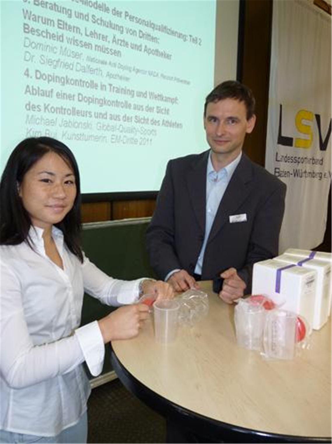Kim Bui spielt bei der Regionalkonferenz Dopingprävention in Pforzheim mit dem Kontrolleur Michael Jablonski eine Dopingkontrolle nach. 
Foto: Roth