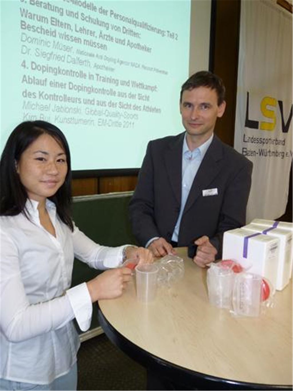 Kim Bui spielt bei der Regionalkonferenz Dopingprävention in Pforzheim mit dem Kontrolleur Michael Jablonski eine Dopingkontrolle nach. 
Foto: Roth