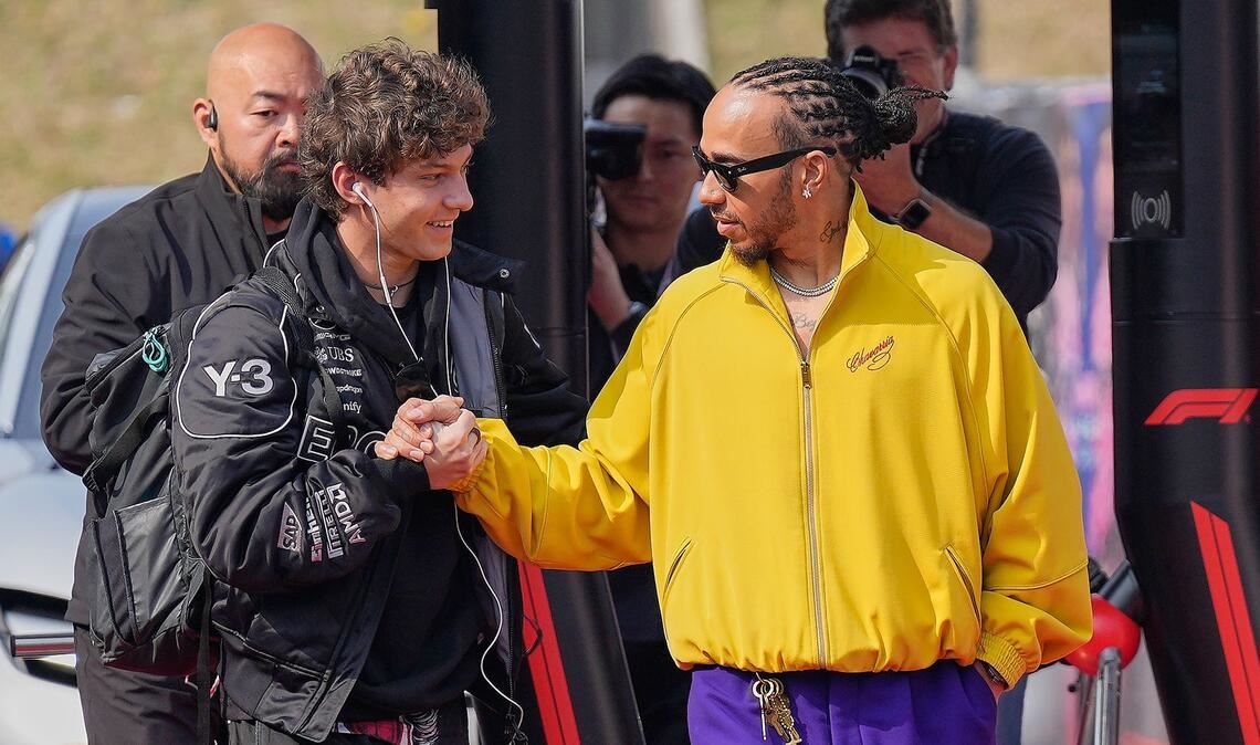 Kimi Antonelli (l) holte sich den Rekord des jüngsten WM-Führenden von Lewis Hamilton.