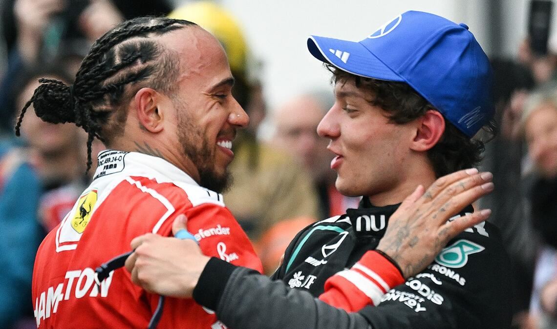Kimi Antonelli (r) wird von Ferrari-Piloten Lewis Hamilton (l) nach seinem Sieg beglückwünscht.