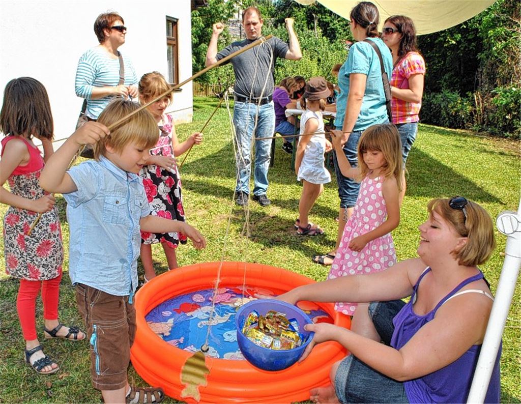 Kinder angeln auf dem Gemeindefest nach dem Goldenen Fisch. Foto: Stahlfeld