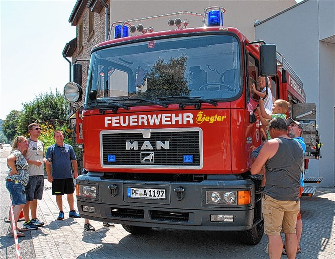 Kinder bestaunen die Fahrzeuge.