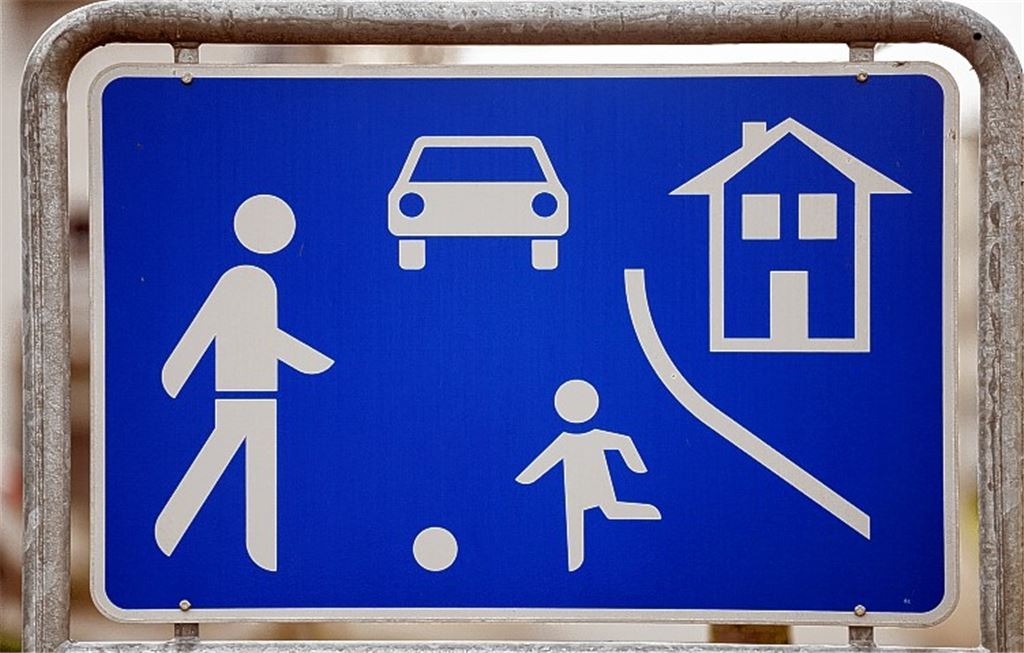 Kinder dürfen – und nicht nur in sogenannten Spielstraßen – auf der Straße spielen: Diesen Grundsatz hat das Maulbronner Amtsgericht einer Anwohnerin ins Stammbuch geschrieben, die sich durch kickende Jungen so gestört fühlte, dass ihr „die Hand ausgerutscht“ ist.