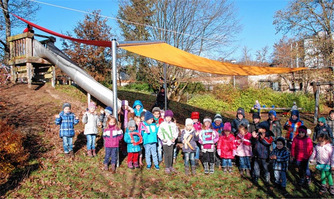Kinder freuen sich über Sonnensegel. Foto: p