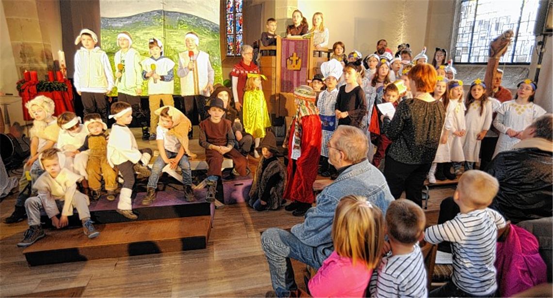 Kinder führen in der Illinger Cyriakuskirche vor rund 400 Besuchern ein vorweihnachtliches Singspiel auf. Foto: Fotomoment