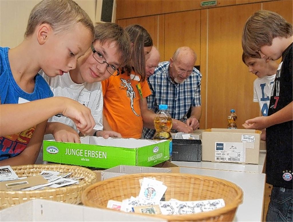 Kinder gehen auf Briefmarken-Schatzsuche.