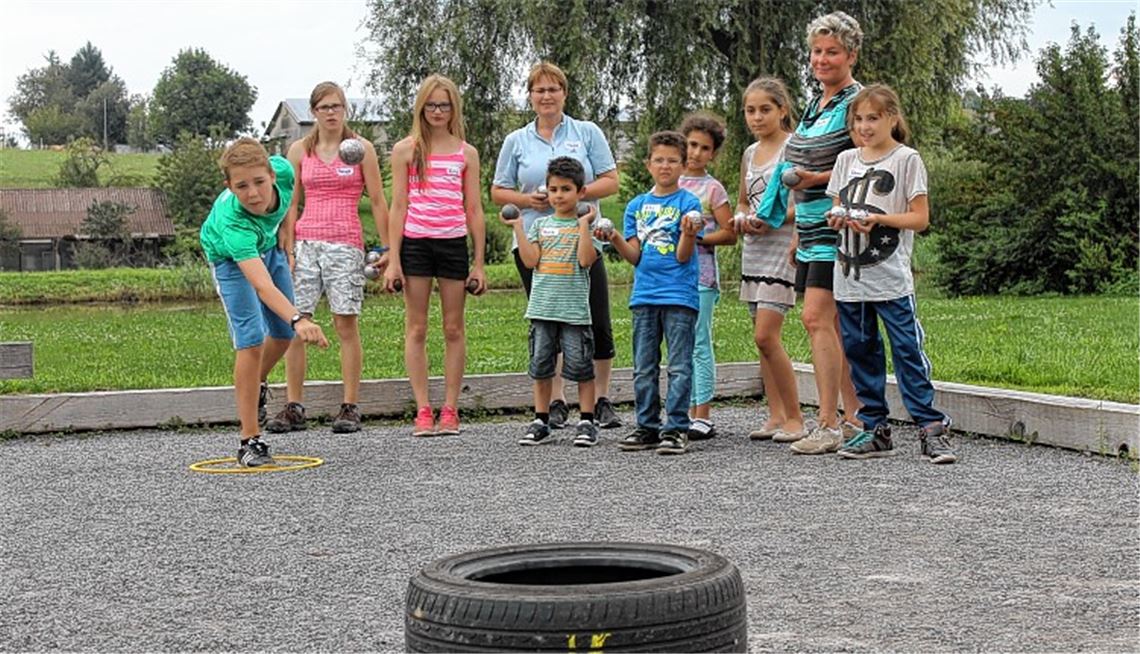 Kinder jagen die Sau