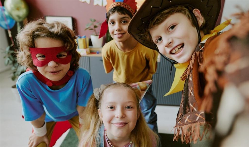Kinder mit verschiedenen Kostümen für Fasching, Karneval oder Halloween.